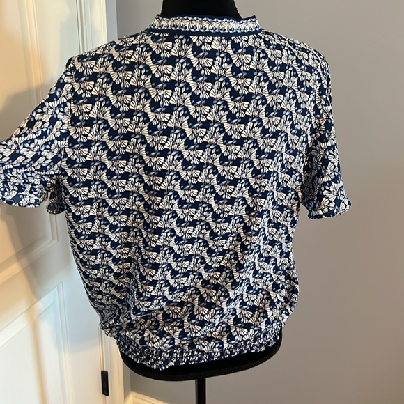 Light and airy ruffle sleeve short sleeve blouse. Deep b neck with self tie - Picture 4 of 7